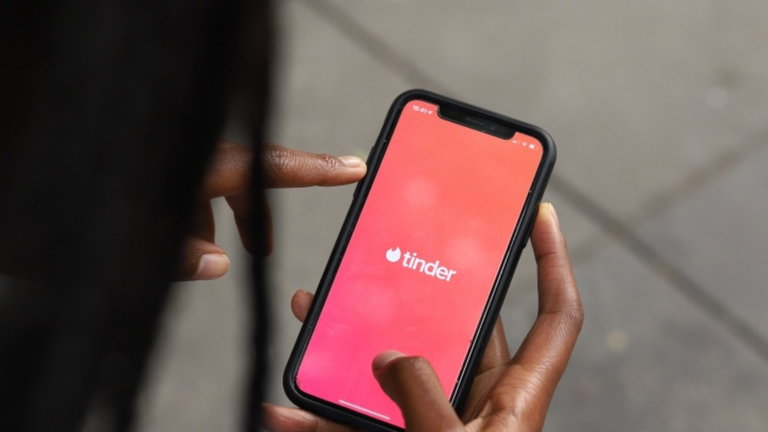 Tinder vs Google: una relación que empezó codo con codo y ahora termina en los tribunales