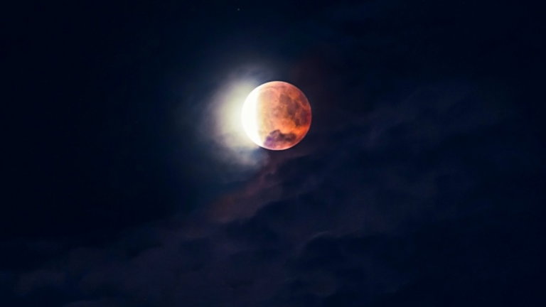 Mayo viene fuerte para los amantes del espacio: se avecina un eclipse lunar y una lluvia de estrellas