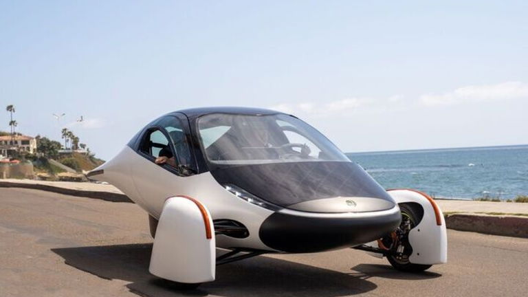 Aptera recauda 40 millones de dólares y logra financiar la producción de su bizarro coche eléctrico solar