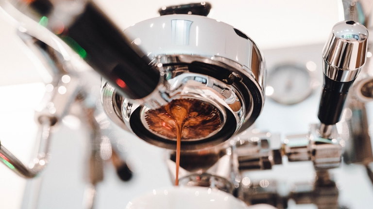 El inventor de la máquina de café espresso es homenajeado por Google, así es el Doodle más cafetero