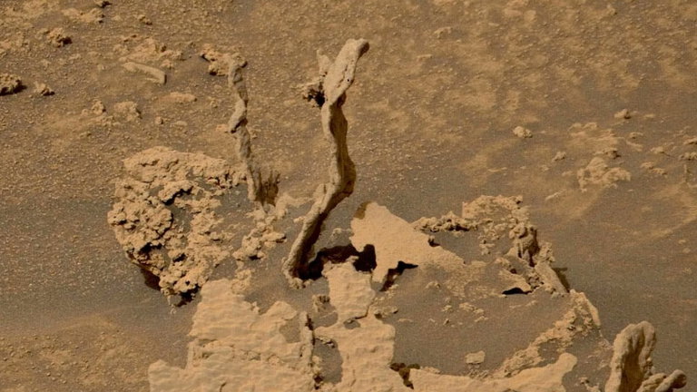 El Rover Curiosity de la NASA capta increíbles imágenes de unas "estalactitas invertidas" en Marte