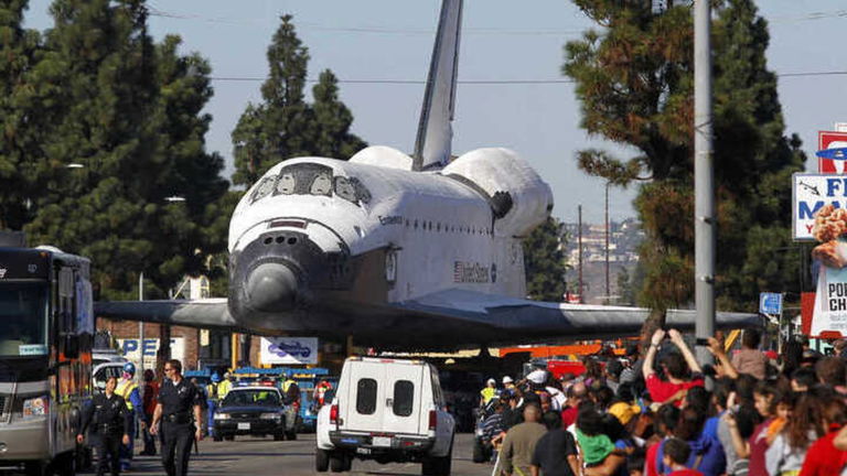 En 2012 la NASA trasladó un nave espacial por las calles de Los Ángeles. Las imágenes son espectaculares
