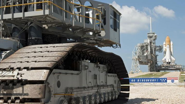 Así es como la NASA transporta sus cohetes antes de lanzarlos: usa este gigantesco vehículo de 144 millones de dólares