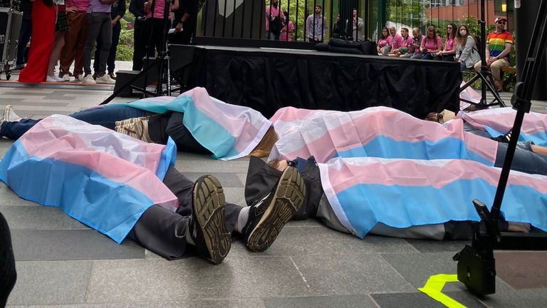 Decenas de cadáveres a las puertas de Amazon, así son las protestas de sus empleados en el Mes del Orgullo