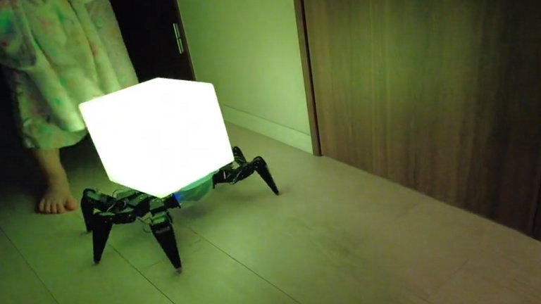 Las luces nocturnas se supone que transmiten tranquilidad, pero esta versión robótica te quitará el sueño