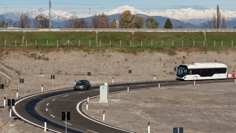 Ni paneles solares ni baterías: FIAT está diseñando una carretera capaz de cargar tu coche mientras conduces