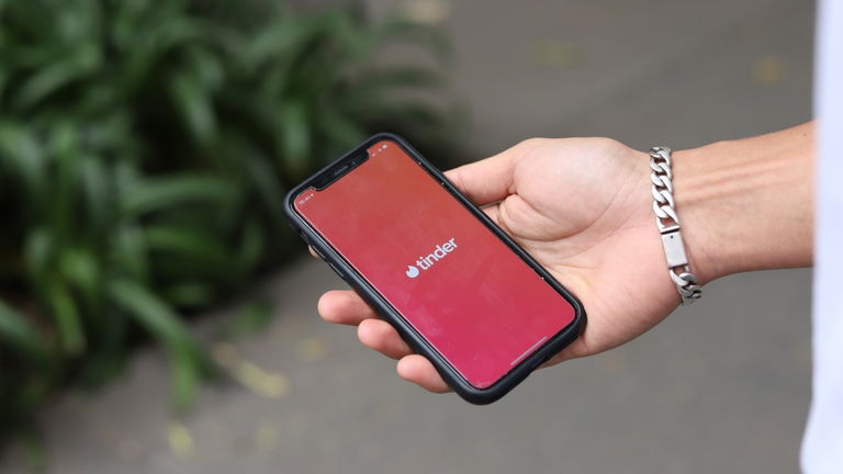 En Tinder puedes encontrar el amor... o la ruina. La app está repleta de estafadores y así es como operan