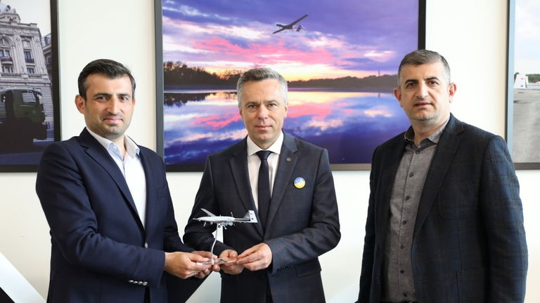 Ucrania quería gastar el dinero humanitario en drones de combate: así es el implacable Bayraktar TB2