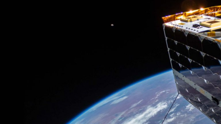 Este satélite se ha hecho un selfie con una GoPro a 550 kilómetros de la Tierra: es espectacular