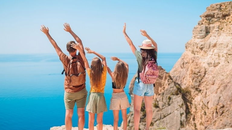 ¿Te vas de viaje? Descarga estas 5 apps en el móvil para organizarte y encontrar los mejores precios