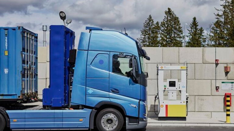 Volvo presenta su nuevo camión que funciona con hidrógeno: 1000km sin repostar y se recarga en 15 minutos