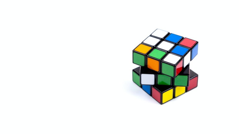 El cubo de Rubik ya no te necesita, así se ha conseguido hackear una versión que flota en el aire