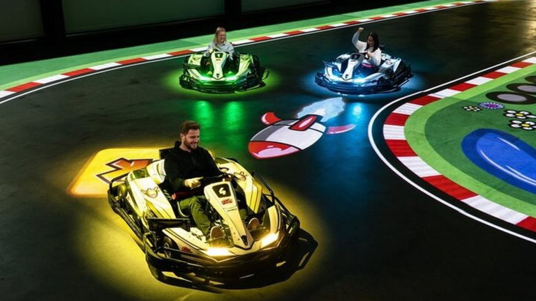 Esta pista interactiva llena de luces lleva Mario Kart a la vida real, y es divertidísimo