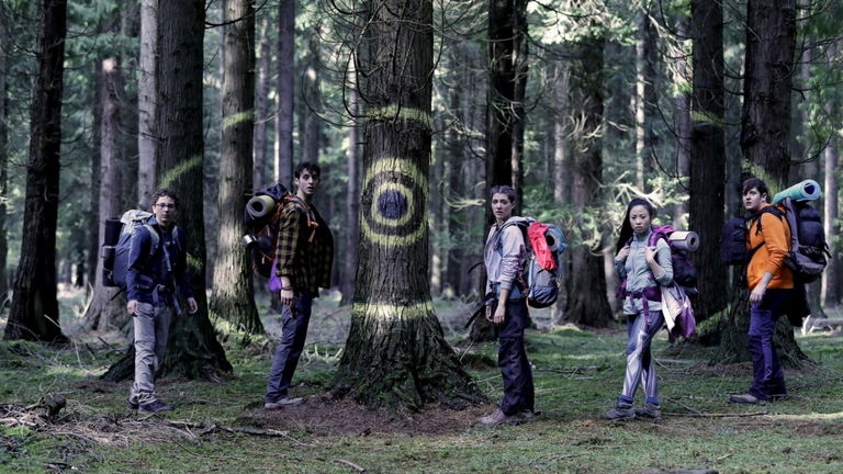 Esta serie española de Disney+ te muestra el lado más oscuro y terrorífico del Camino de Santiago