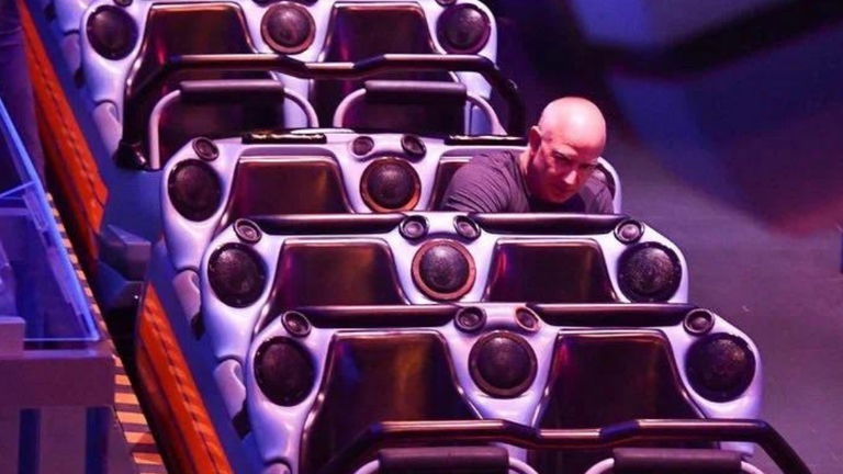 El dinero no da la felicidad: la imagen viral de Jeff Bezos en Disneyland que ha dado la vuelta al mundo