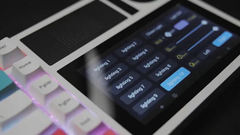 Este extraño teclado promete revolucionar el mercado: tiene una pantalla LCD, trackpad y altavoz integrado