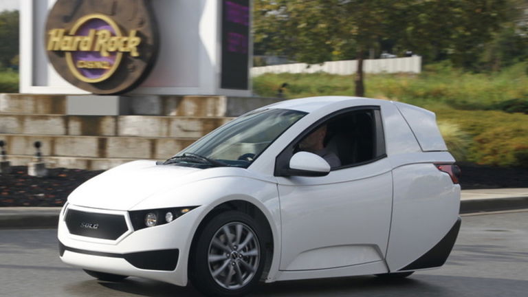 Este coche eléctrico solo cuesta 18.000 euros, ¿el problema? Tiene 3 ruedas