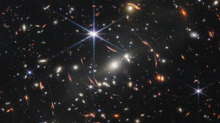 La primera e increíble imagen del telescopio James Webb de la NASA: galaxias deformadas por el espacio-tiempo