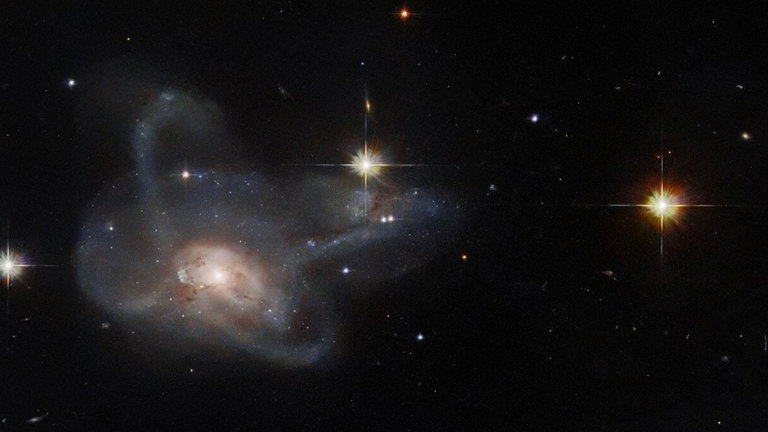 El telescopio Hubble nos deja boquiabiertos con imágenes de una increíble fusión de galaxias
