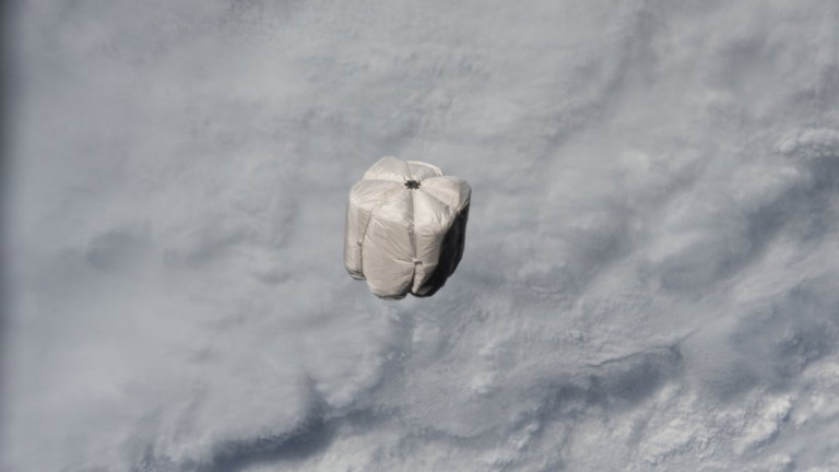 Así es como los astronautas de la Estación Espacial Internacional "sacan la basura"