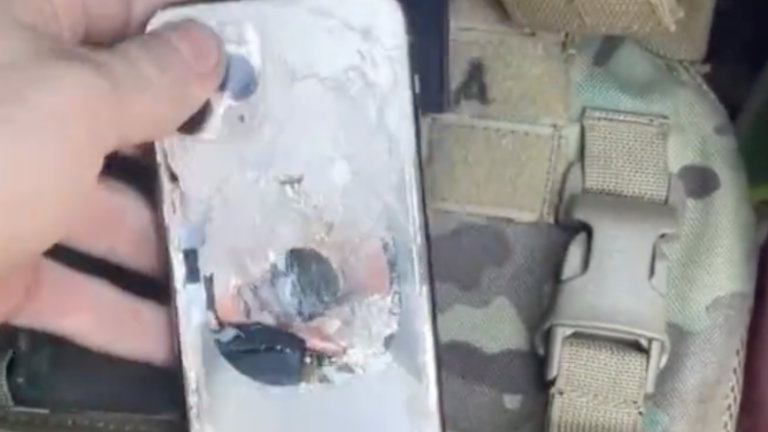 iPhone a prueba de balas: un soldado ucraniano muestra en vídeo la supuesta resistencia del dispositivo