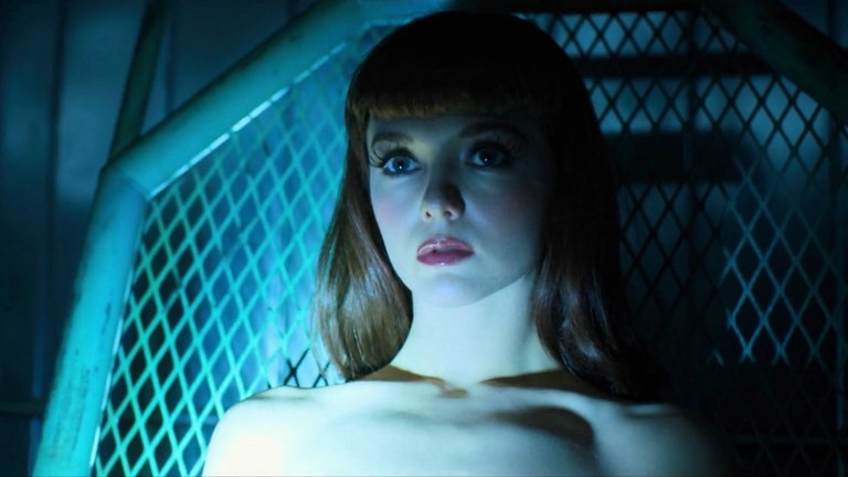Continuan los casos de acoso con AirTags: en esta ocasión es una conocida actriz de la serie Altered Carbon