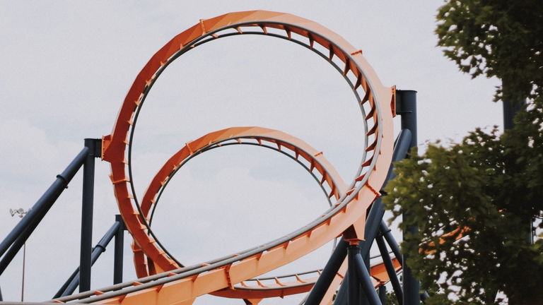 Por qué los loopings de las montañas rusas no son circulares
