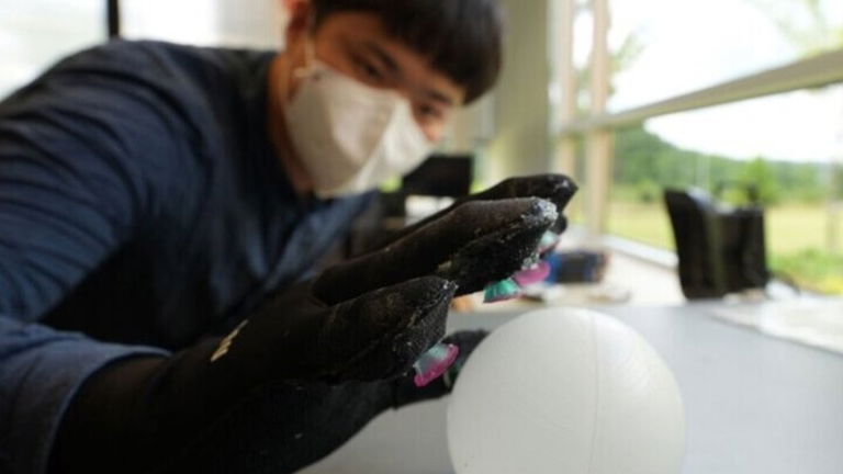 Estos guantes son una maravilla tecnológica que te ofrecen los superpoderes de un pulpo bajo el agua