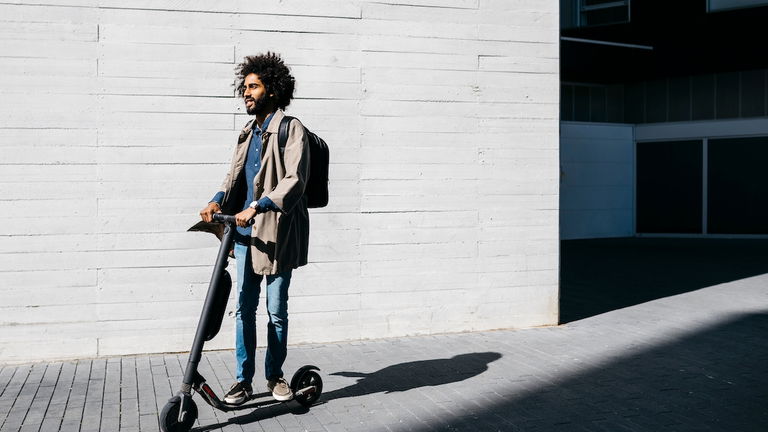 Patinete eléctrico por la acera: ¿qué dice la DGT?
