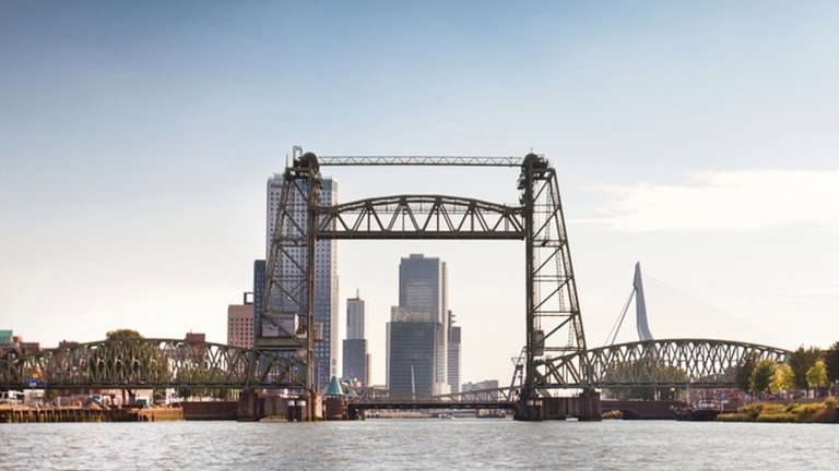 El super yate de Jeff Bezos está atrapado: Holanda se niega a hacer obras para que salga del canal