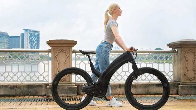 El diseño de esta bicicleta sin radios es tan brillante como extraño, y ya puedes comprar una en España