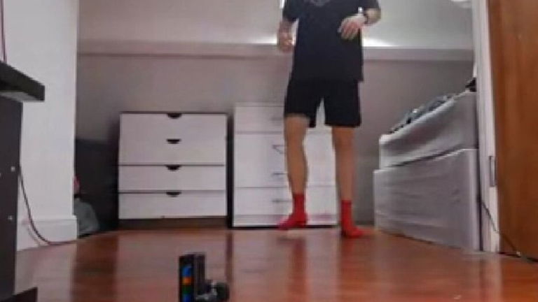 Por algún motivo alguien ha construido un robot que dispara piezas de LEGO a tus pies