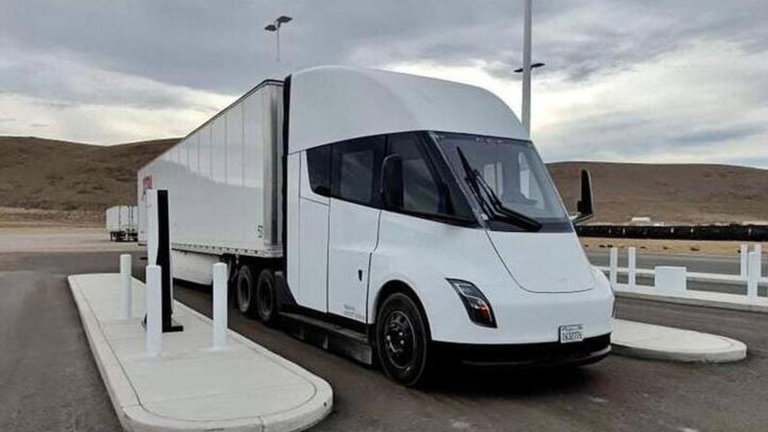 Tesla muestra su camión eléctrico en acción, un imponente Tesla Semi trasportando Supercargadores