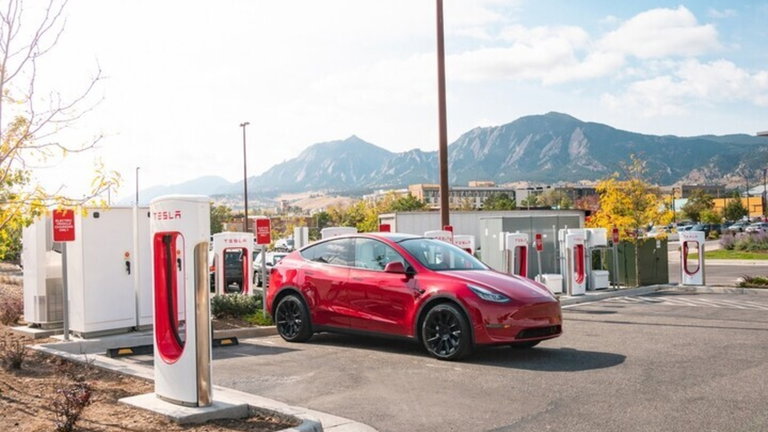 La red Supercharger está saturada: Tesla ofrece electricidad gratuita si decides cargar a deshoras