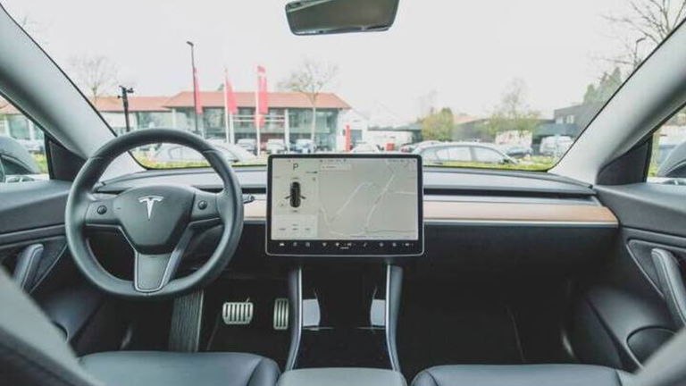 Primero BMW y ahora Tesla: los nuevos modelos de negocio oscurecen el futuro de los coches eléctricos
