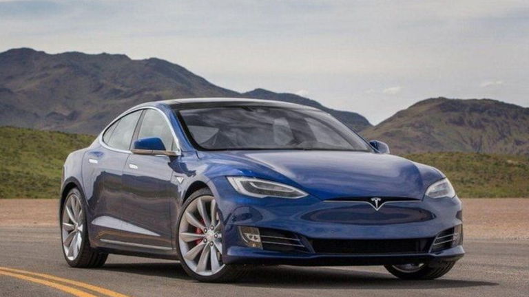 La última actualización de Tesla incluye un detector de baches: así es como funciona