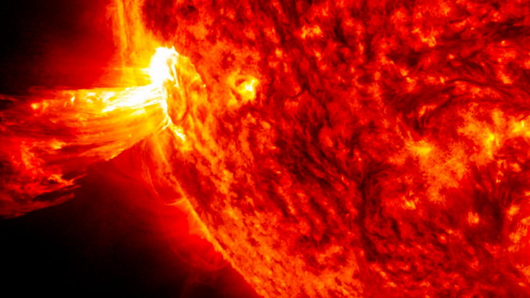 Una tormenta solar golpeará la Tierra esta semana, y aunque a ti quizá no te afecte, a tu smartphone sí