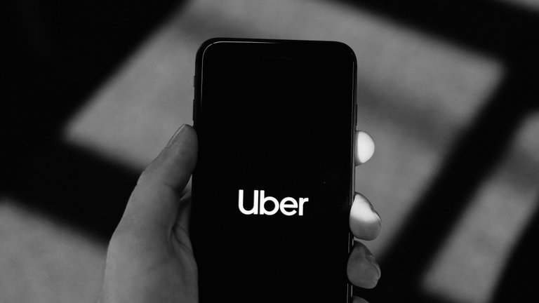El lado oscuro de Uber al descubierto: software espía, violencia a pasajeros y una "pirámide de mierda"