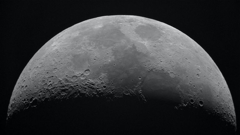 La Luna no está tan cerca de la Tierra como crees y este curioso dato lo demuestra