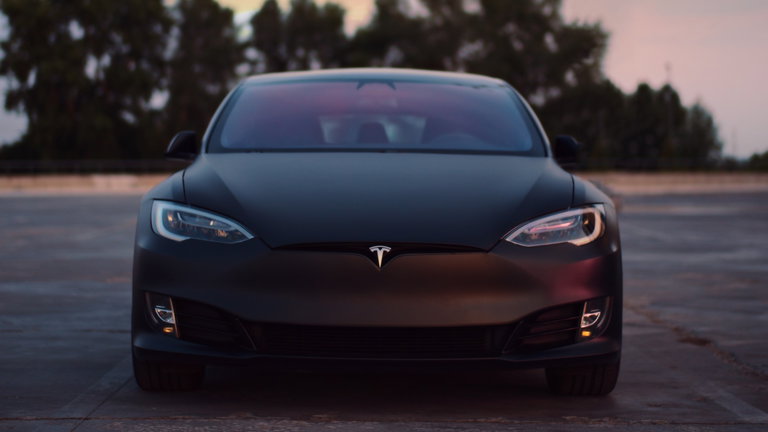Tesla ya no es el mayor fabricante de coches eléctricos del mundo: este gigante chino le ha robado la corona