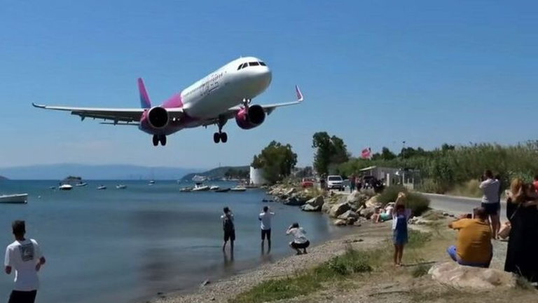 El espectacular vídeo de este avión aterrizando te helará la sangre: pasa a centímetros de los turistas