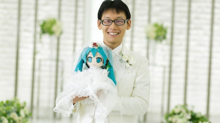 El japonés que se casó con un holograma ahora es viudo: el software de su esposa ya no recibe actualizaciones