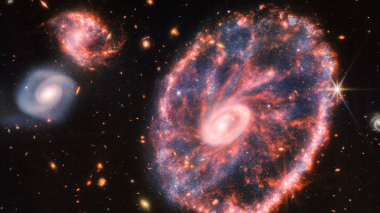 Alucina con la nueva imagen del telescopio espacial James Webb: esta es la caótica galaxia Rueda de Carro