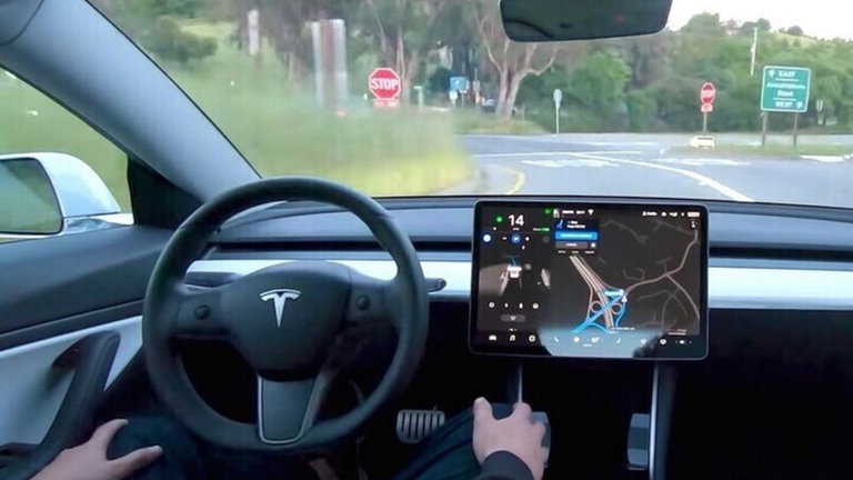 Tras una espera de casi 6 años, parece que el coche autónomo de Tesla llegará a finales de 2022
