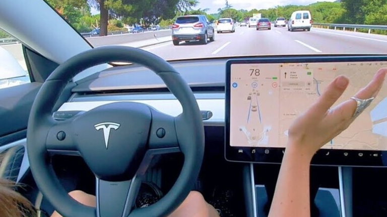 Comprarte un Tesla va a ser más caro, y no es el coche lo que sube de precio, es el software