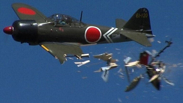 Un enjambre de más de 100 aviones radiocontrol contra el avión de poliexpán más grande del mundo