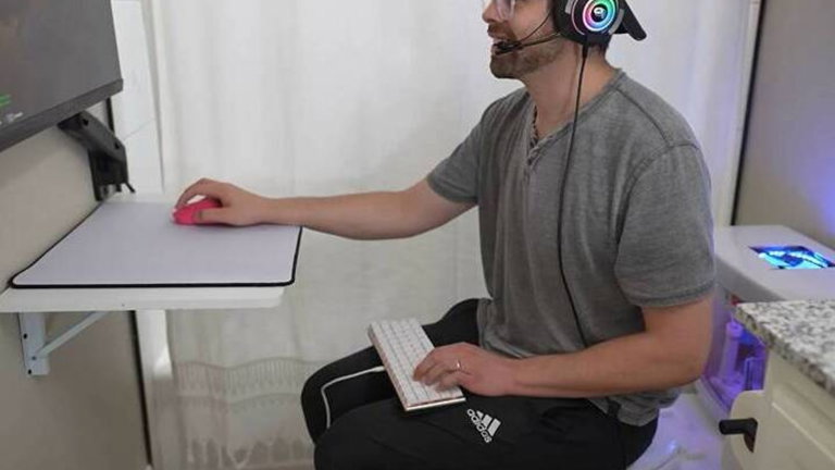 Alguien ha creado un váter gaming con PC integrado, y verlo funcionar te dará ansiedad