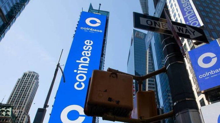 El mayor fondo de inversión del mundo apuesta por las criptos: su alianza con Coinbase trae buenas noticias
