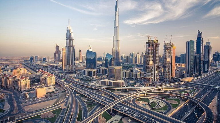 Drones disparando a las nubes: la inverosímil pero eficiente técnica con la que Dubai combate la sequía