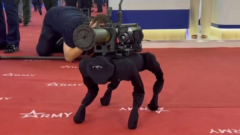 Hemos visto a perros robots con rifles, pero esta versión rusa asusta mucho más: tiene un lanzacohetes